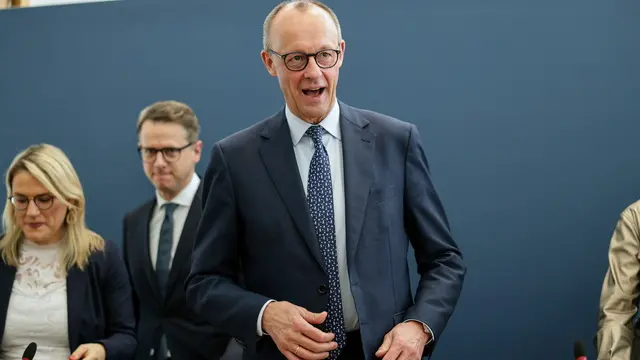 epa11921349 Chairman of Germany's Christian Democratic Union (CDU) Friedrich Merz (C-front) reacts as Secretary General of the CDU Carsten Linnemann (2-L, back) looks on during a party leadership meeting of the Christian Democratic Union (CDU) at the party's headquarters the Konrad-Adenauer-Haus in Berlin, Germany, 24 February 2025. Germany held its federal elections on 23 February. EPA/HANNIBAL HANSCHKE