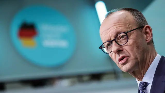 epa11921272 Chairman of Germany's Christian Democratic Union (CDU) Friedrich Merz speaks at a news conference after a party leadership meeting of the Christian Democratic Union (CDU) at the party's headquarters the Konrad-Adenauer-Haus in Berlin, Germany, 24 February 2025. Germany held its federal elections on 23 February. EPA/HANNIBAL HANSCHKE
