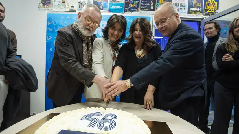 Spettacoli Sede Editoriale Bresciana Festa 48esimo completanno radio Bresciasette nella foto taglio della torta 24/02/2025 nicoli@newreporter
