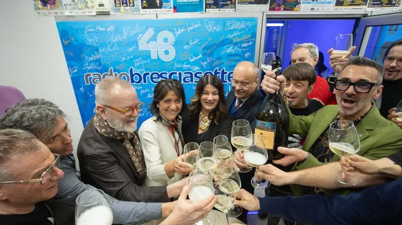 Spettacoli Sede Editoriale Bresciana Festa 48esimo completanno radio Bresciasette nella foto brindisi  24/02/2025 nicoli@newreporter