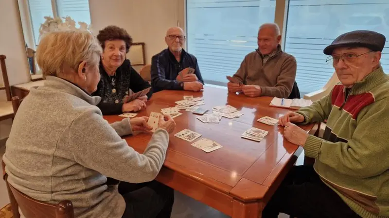 Le persone si ritrovano al Centro servizi del Violino per giocare a carte © www.giornaledibrescia.it