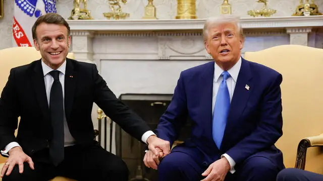 epa11922015 US President Donald Trump (R) meets with French President Emmanuel Macron (L) at the Oval Office of the White House in Washington, DC, USA, 24 February 2025. EPA/LUDOVIC MARIN / POOL