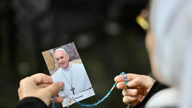 Faithful attend a prayer in St. Peter's Square, on the occasion of the prayer of the rosary for Pope Francis, Vatican City, 24 February 2025. The pope was admitted on 14 February due to a respiratory tract infection. ANSA/ALESSANDRO DI MEO