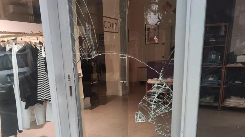 La spaccata al Civico 7 in città
