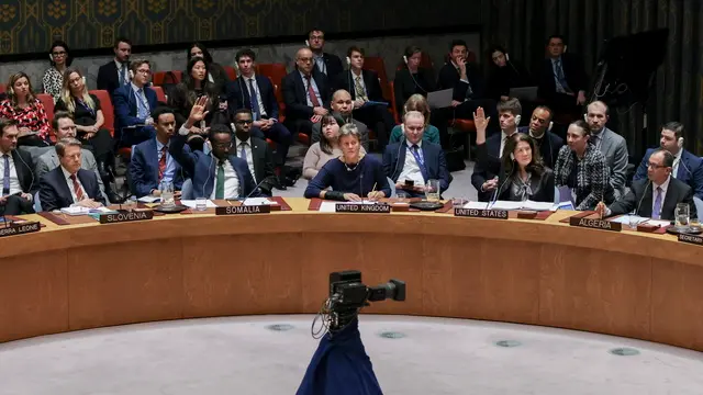 epa11922652 Representatives of the members of the Security Council raise or do not raise their hand to indicate their vote during a Security Council meeting discussing the war in Ukraine at United Nations Headquarters in New York, New York, USA, 24 February 2025. Ukraine marks the third anniversary since Russia began its full-scale invasion of the country in 2022. EPA/SARAH YENESEL