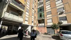 La casa dove una bambina di 9 mesi è morta sbranata da un pitbull nella sua abitazione, Acerra (Napoli), 16 febbraio 2025. ANSA/ CESARE ABBATE