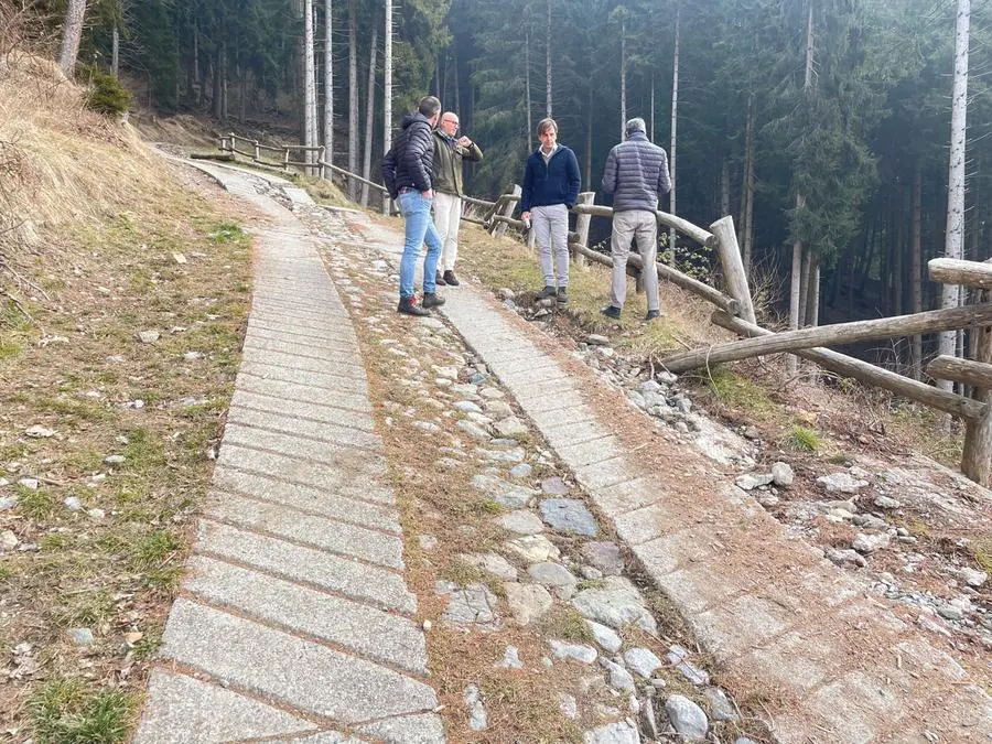 La strada che porta al Lago di Lova non è in pessime condizioni