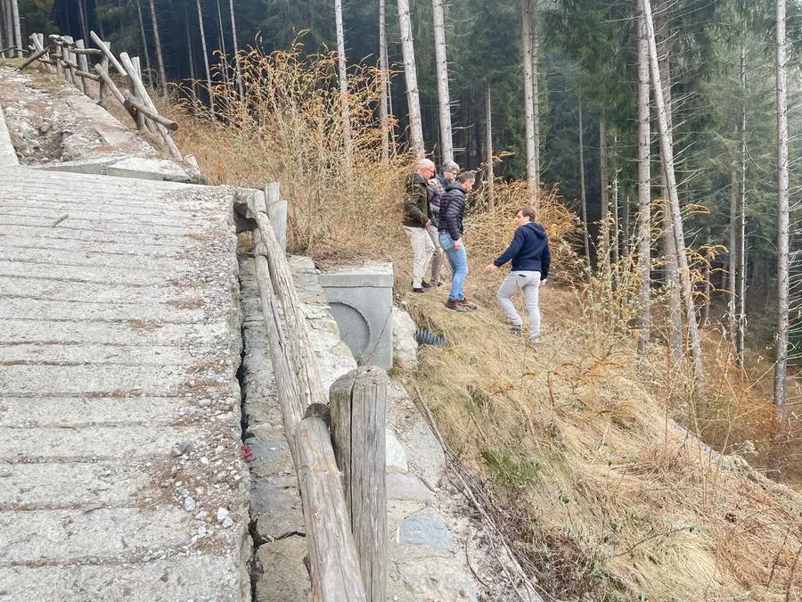 La strada che porta al Lago di Lova non è in pessime condizioni