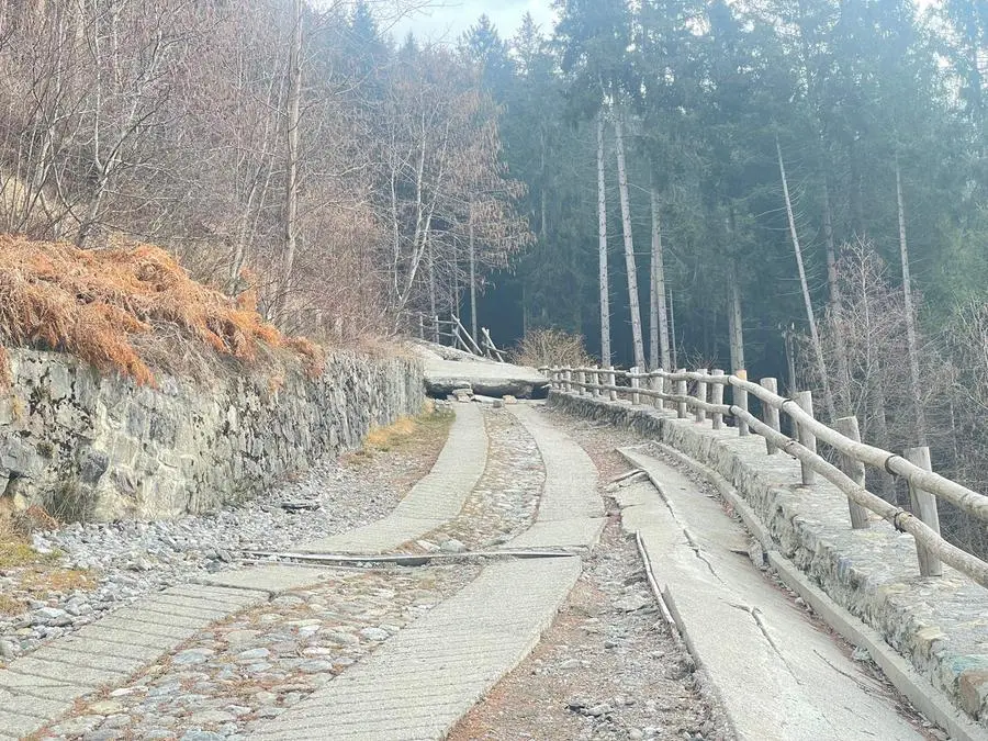 La strada che porta al Lago di Lova non è in pessime condizioni