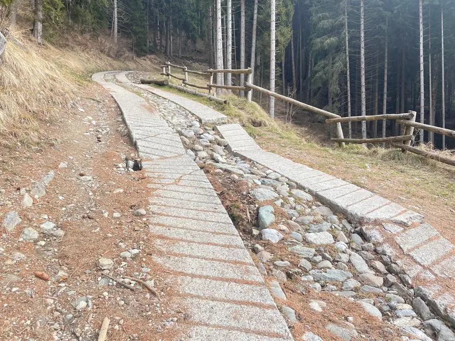 La strada che porta al Lago di Lova non è in pessime condizioni