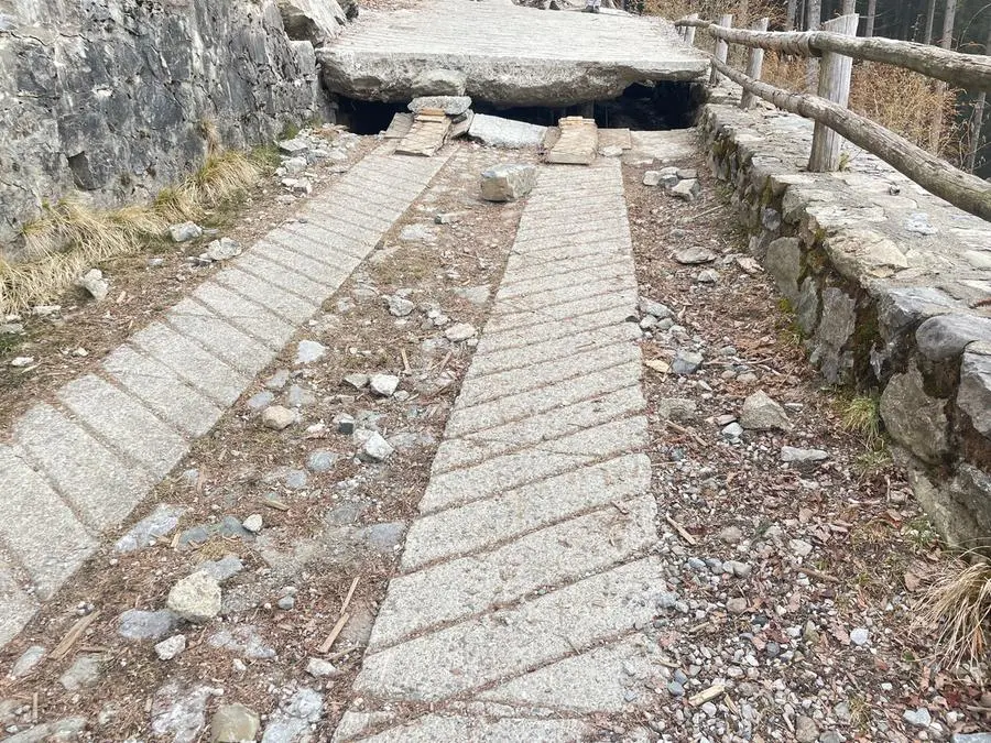 La strada che porta al Lago di Lova non è in pessime condizioni