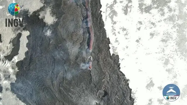 Continua tra alti e bassi l'attivita? eruttiva dell'Etna. Ieri e? stata registrato un aumento delle esplosioni ai crateri sommitali e un aumento del flusso lavico che dall'8 febbraio scorso emerge dalla base della frattura che si e? creata alla base della Bocca Nuova a quota 3.050 metri. Oggi il tremore del vulcano, che era su valori alti, e? ripreso a scendere, attestandosi su livelli medio-alti, confermando l'imprevedibilita? del vulcano attivo piu? alto d'Europa. ANSA/US INGV +++ NO SALES, EDITORIAL USE ONLY +++ NPK +++