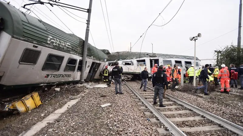 Le carrozze accartocciate dopo lo scontro: era il 25 gennaio 2018 - Foto Ansa © www.giornaledibrescia.it