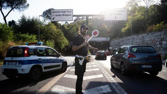 Vigili Urbani chiudono lÕuscita della tangenziale per lÕincendio a Monte Mario, Roma, 31 luglio 2024. ANSA/ANGELO CARCONI