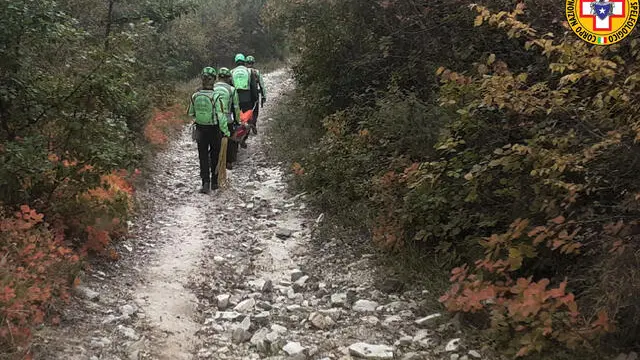 SCIVOLA PER QUALCHE METRO NELLA CAVA DI RIOLITE Conto Euganeo (PD), 22 - 10 - 20 Poco prima delle 13 la Centrale del 118 ha allertato il Soccorso alpino di Padova per un infortunio avvenuto nella Cava di Riolite del Monte Cinto. Arrampicatosi per fare delle fotografie, un uomo era infatti scivolato per un paio di metri dopo che la roccia sotto i suoi piedi aveva ceduto, riportando la probabile frattura di una gamba colpita da un sasso. Dopo aver mandato il punto in cui si trovava assieme alla moglie tramite Whatsapp, C.V., 67 anni, di Genova, è stato raggiunto in fuoristrada da cinque soccorritori tra i quali un'infermiera. Dopo avergli prestato le prime cure, la squadra lo ha caricato in barella e trasportato a piedi per circa un chilometro, evitandogli i dolorosi sobbalzi che avrebbe sentito all'interno del mezzo. L'infortunato è stato quindi affidato all'ambulanza partita in direzione dell'ospedale di Schiavonia. Michela Canova Addetta Stampa Soccorso Alpino e Speleologico Veneto