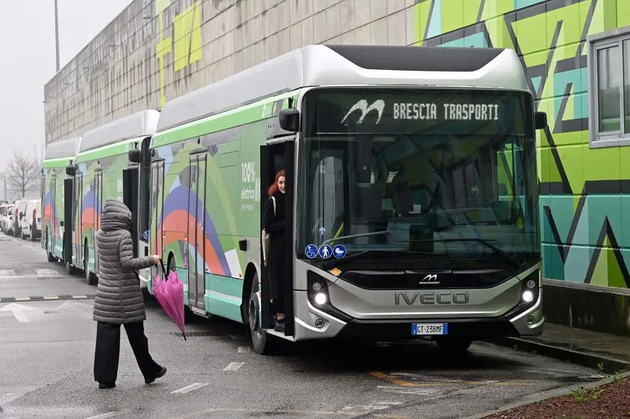 CRONACA BRESCIA PRESENTAZIONE NUOVI AUTOBUS ELETTRICI DI BRESCIA TRASPORTI REDAZIONE CRONACA 25-02-2025 GABRIELE STRADA NEW EDEN GROUP