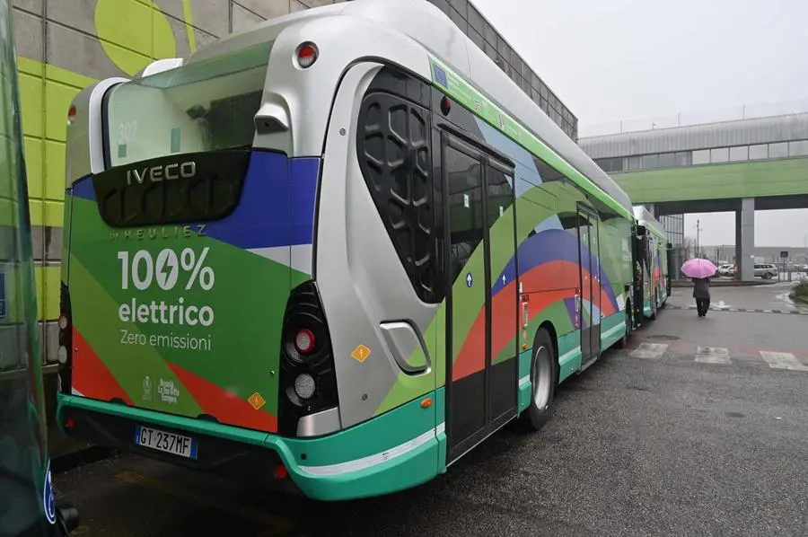 CRONACA BRESCIA PRESENTAZIONE NUOVI AUTOBUS ELETTRICI DI BRESCIA TRASPORTI REDAZIONE CRONACA 25-02-2025 GABRIELE STRADA NEW EDEN GROUP