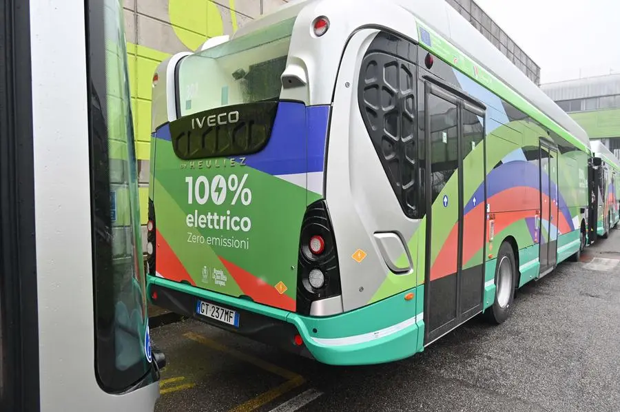 CRONACA BRESCIA PRESENTAZIONE NUOVI AUTOBUS ELETTRICI DI BRESCIA TRASPORTI REDAZIONE CRONACA 25-02-2025 GABRIELE STRADA NEW EDEN GROUP