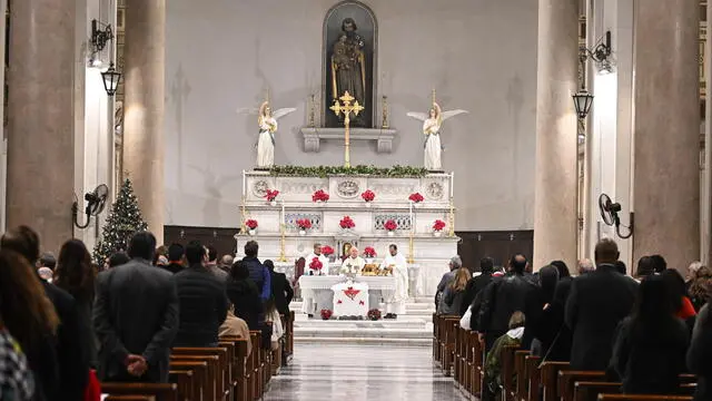 epa11792551 Catholic worshipers attend the Christmas eve mass at Saint Joseph Catholic Church in Cairo, Egypt, 24 December 2024. EPA/MOHAMED HOSSAM