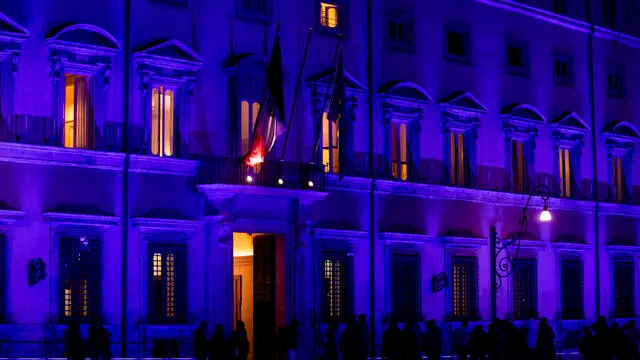 La facciata principale di Palazzo Chigi illuminata di colore blu per il World Wish Day, anniversario della fondazione internazionale Make-A-Wish, che realizza i desideri di bambini gravemente malati, Roma, 29 aprile 2024. ANSA/ANGELO CARCONI