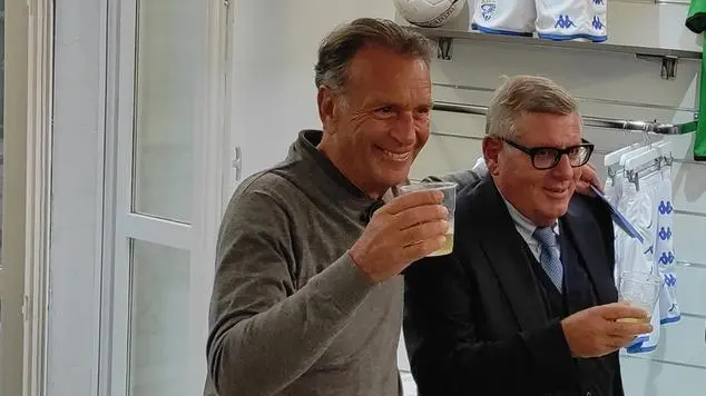 Cellino e Micheli sorridenti, l'uno di fianco all'altro: scene d'altri tempi - © www.giornaledibrescia.it