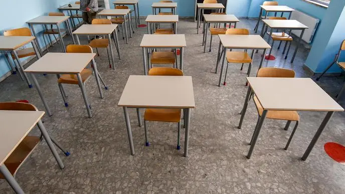 L'aula di una scuola in città - Foto generica