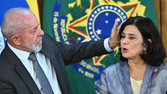 epa11924095 Brazilian President Luiz Inacio Lula da Silva (L) and Brazilian Health Minister Nisia Trindade attend a ceremony announcing partnerships for strengthening production and innovation of vaccines and biopharmaceuticals, at the Planalto Palace in Brasilia, Brazil, 25 February 2025. The Brazilian Government announced the first dengue vaccine produced entirely in the country, to be distributed in the public health system from 2026. EPA/ANDRE BORGES