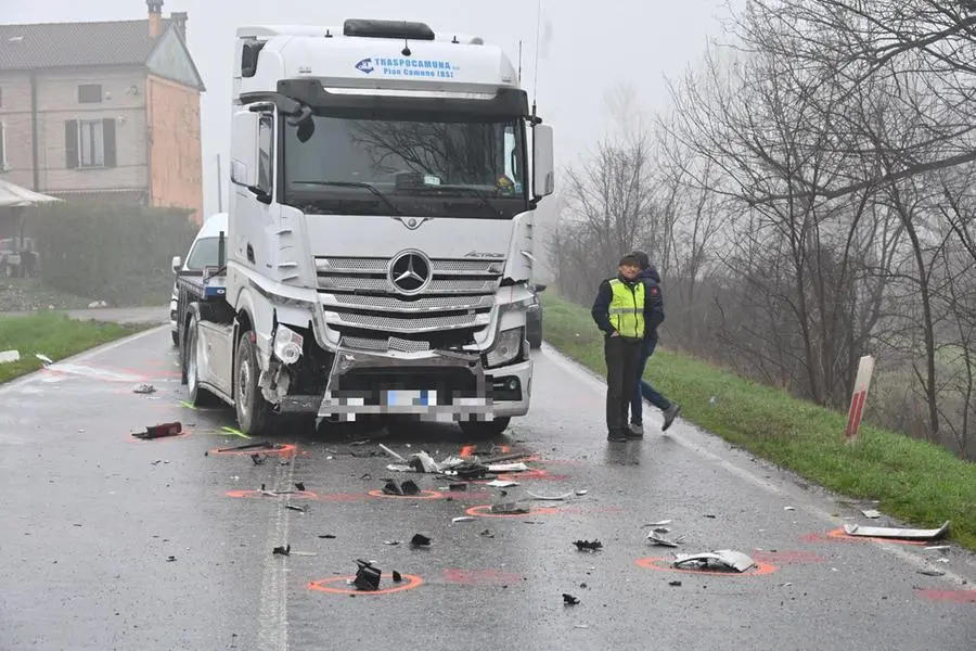 Incidente mortale a Fiesse: scontro camion-furgone