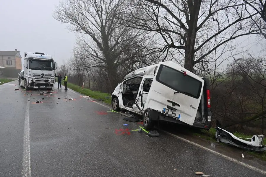 Incidente mortale a Fiesse: scontro camion-furgone