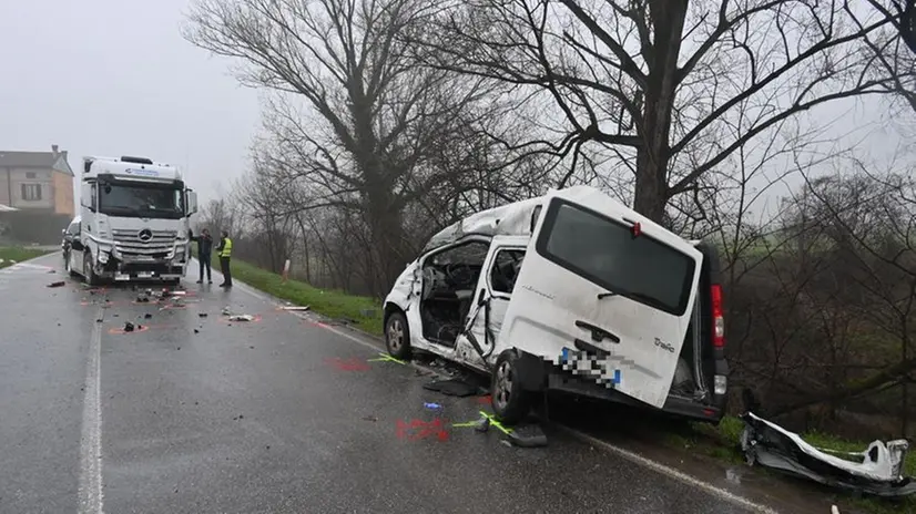 Incidente mortale a Fiesse: scontro camion-furgone