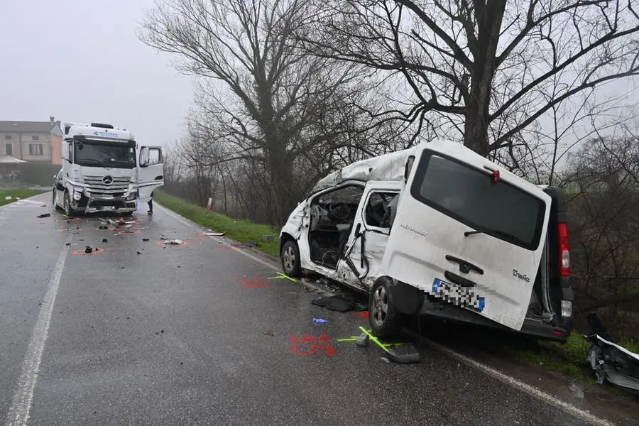 Incidente mortale a Fiesse: scontro camion-furgone