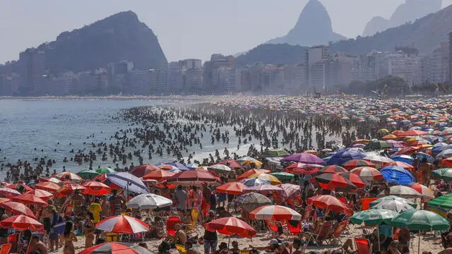 epa11840460 Bathers cool off at Copacabana beach in Rio de Janeiro, Brazil, 20 January 2025. On the day of St. Sebastian's Day, the patron saint of the city and a public holiday in Rio, the so-called 'Daily Heat Index' of the city's Alerta Rio system reached a thermal sensation of 49.3 degrees Celsius, the highest of this year and the summer season. EPA/ANDRE COELHO