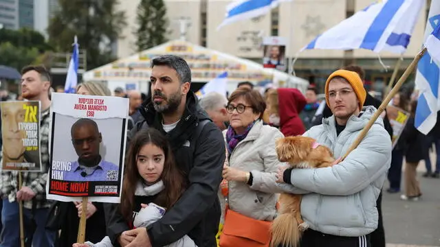 epa11914611 People gather at Hostages Square in Tel Aviv, Israel, 22 February 2025, ahead of the scheduled release of six hostages held by Hamas in Gaza. The Israeli military expects Hamas to release the six Israeli hostages from two separate locations in Gaza. EPA/ABIR SULTAN