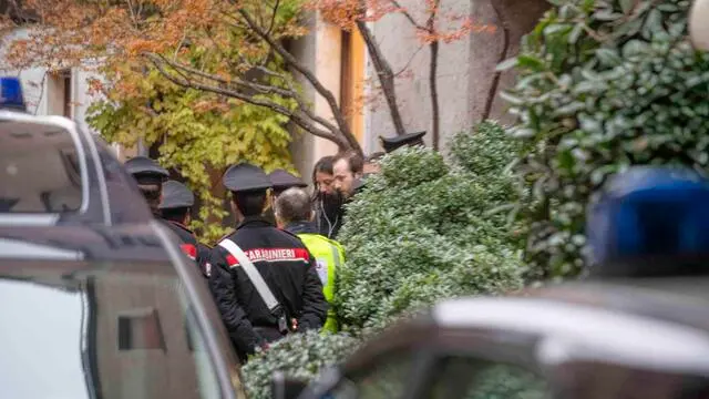 Donna trovata morta al interno di un appartamento di via Crocefisso 8, Carabinieri e RIS sul posto per effettuare i rilievi, il momento nel quale il figlio della donna morta viene caricato sul ambulanza, Milano, 13 Dicembre, 2023, Ansa/Andrea Fasani