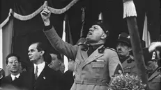 Benito Mussolini durante un discorso