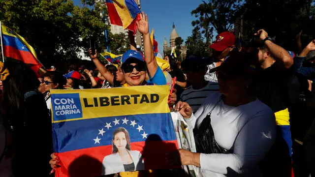 epa11816015 Venezuelan citizens participate during a demonstration in support of anti-Chavista leader Maria Corina Machado and opposition leader Edmundo Gonzalez in Santiago, Chile, 09 January 2025. President of Chile, Gabriel Boric, said "from the political left" that "the government of Nicolas Maduro is a dictatorship," after being informed of the detention of Venezuelan opposition leader Maria Corina Machado during a massive demostration in Caracas, one day before the presidential inauguration that both the anti-Chavista leader Edmundo Gonzalez Urrutia and Maduro promise to assume. EPA/ELVIS GONZALEZ