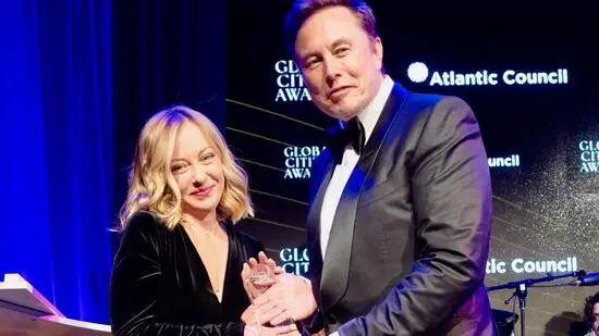 La premier Giorgia Meloni riceve alla Ziegfeld Ballroom di New York il 'Global Citizen Award 2024' dell'Atlantic Council da Elon Musk "per il suo ruolo pionieristico di prima donna capo di governo in Italia, il suo forte sostegno all'Unione Europea e all'alleanza transatlantica nonché per la sua presidenza del G7 nel 2024", 24 settembre 2024. ANSA/FILIPPO ATTILI/US PALAZZO CHIGI +++ NPK +++ NO SALES, EDITORIAL USE ONLY +++