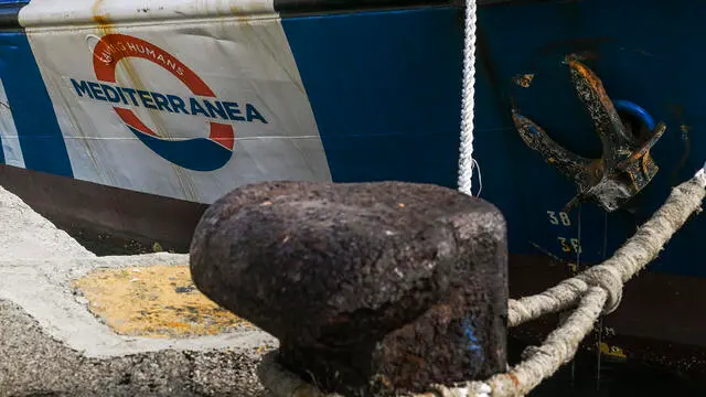 La nave Mare Jonio di Mediterranea Saving Humans ormeggiata nel porto di Napoli a disposizione di visite guidate, 7 febbraio 2025 ANSA / CIRO FUSCO