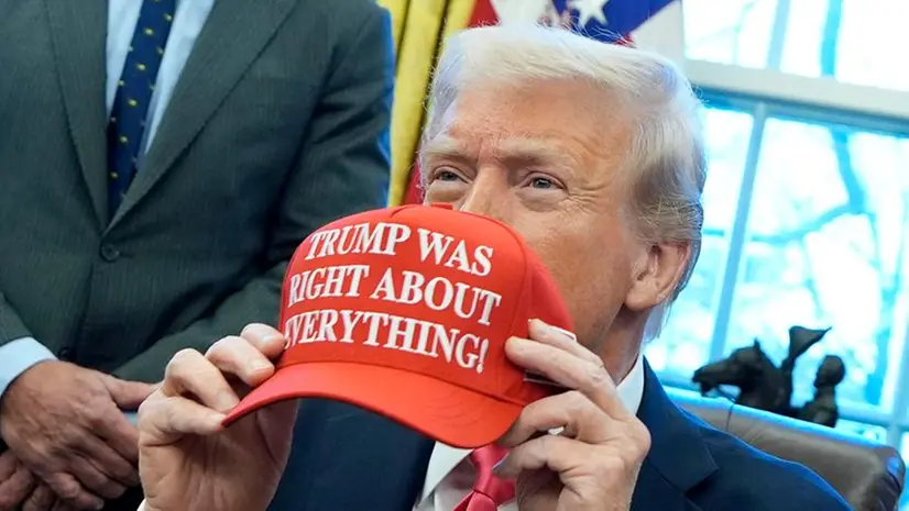 Il presidente Usa con un cappellino che riporta la scritta "Trump aveva ragione su tutto" - Foto Ansa © www.giornaledibrescia.it