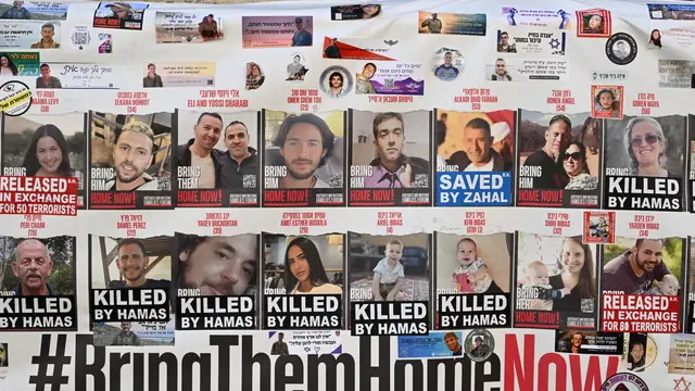 Il murales con le foto degli ebrei vivi, morti e ancora ostaggi di Hamas al Ghetto di Roma, 21 febbraio 2025. ANSA/MAURIZIO BRAMBATTI