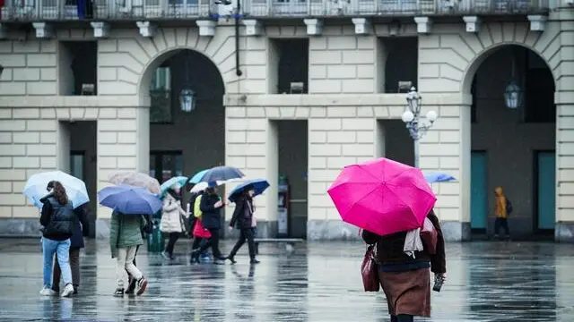 Maltempo:gente con l'ombrello a spasso sotto la pioggia in piazza Castello. Torino 27 febbraio 2024 ANSA/TINO ROMANO