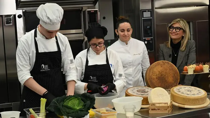 Gli studenti di cucina del Cfp Canossa al lavoro - Foto New Reporter Favretto © www.giornaledibrescia.it