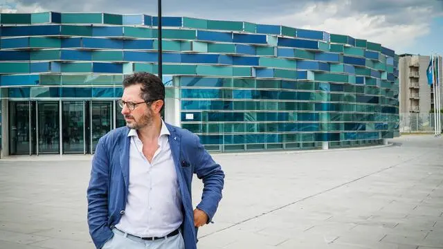 Il consigliere regionale dei Verdi, Francesco Emilio Borrelli, davanti all'Ospedale del Mare di Napoli, 9 luglio 2018. Carabinieri del Nas si sono recati nel reparto di Chirurgia Vascolare dell'ospedale per l'acquisizione di documentazione nell'ambito delle indagini relative alle assenze del personale per partecipare alla festa del primario. ANSA/CESARE ABBATE