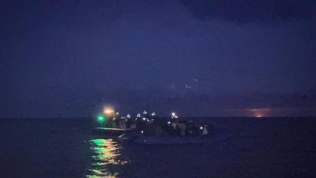 L'equipaggio della nave Humanity 1 della Ong Sos Humanity ha soccorso 40 migranti che si trovavano a bordo di un gommone "inadatto alla navigazione", specifica l' Ong. "Le autorità italiane hanno assegnato un porto lontano 870 km dal luogo in cui ci troviamo - sottolinea la Sos Humanity - cioè Civitavecchia". Poco prima del soccorso la nave aveva avvistato un'altra barca "vuota e quasi affondata - spiega l'Ong - questo potrebbe significare un prelevamento illegale dei naufraghi da parte della guardia costiera libica", conclude la Sos Humanity. ANSA/US SOS HUMANITY +++ NPK +++ NO SALES, EDITORIAL USE ONLY +++