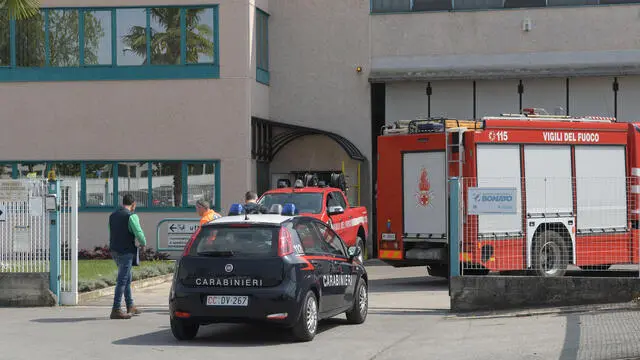 Operaio deceduto causa infortunio sul lavoro nonostante intervento di soccorsi e vigili del fuoco nella ditta Bonato in via Rosa Luxemburg a Gorgonzola. 29 Aprile 2022. ANSA/ANDREA CANALI