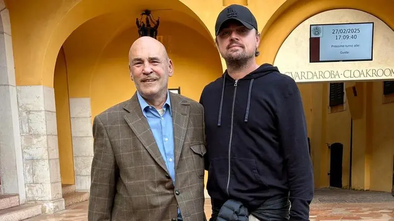 Leonardo DiCaprio posa con Giordano Bruno Guerri al Vittoriale - © www.giornaledibrescia.it