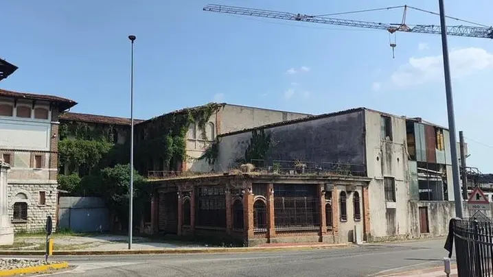 La struttura abbandonata dell'ex Microplastica - © www.giornaledibrescia.it