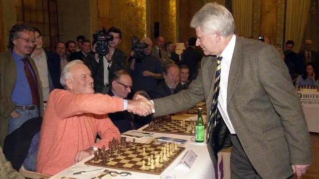 20001111 - TORINO - CRO - SOCIETA' SCACCHISTICA: PARTITA TRA PAOLO FRESCO E BORIS SPASSKY - Il presidente della Fiat Paolo Fresco (S) stringe la mano a Boris Spassky dopo la conclusione della partita durante la celebrazione oggi del 90/mo anniversario della fondazione della Societa' scacchistica torinese. /ANSA/DEF