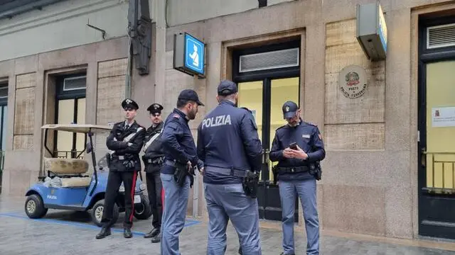 Agenti di polizia e carabinieri dopo il ritrovamento di Edoardo Galli il sedicenne scomparso a Colico,fuori degli uffici della Polfer alla Stazione Centrale a Milano, 29 marzo 2024. ANSA/Andrea Fasani