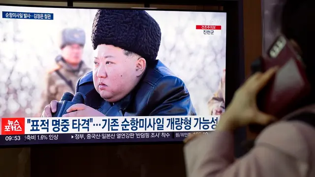 epaselect epa11929092 People watch a news segment on a recent North Korean missile launch, at a station in Seoul, South Korea, 28 February 2025. According to South Korea's Joint Chiefs of Staff (JCS), North Korea launched strategic cruise missiles into the West Sea on 26 February. EPA/JEON HEON-KYUN